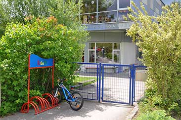 Eingang zum Kindergarten, Gebäude