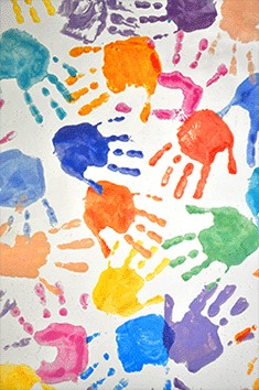 viele bunte Kinderhandabdrücke auf Papier